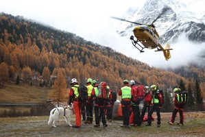 Los rescatistas y las unidades de perros de avalancha fueron transportados en helicóptero a 2600 metros.