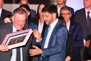 El gobernador Maximiliano Pullaro entrega un presente al senador por San Cristóbal Felipe Michlig, en el acto de jura de la Constitución tras su reforma, en septiembre pasado.  Foto: Manuel Fabatia