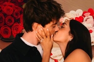 Charles Leclerc y Alexandra Saint Mleux anunciaron su compromiso en redes sociales.