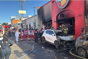 Bomberos y personal de la Cruz Roja rescatan a víctimas tras la explosión en un supermercado de Hermosillo.