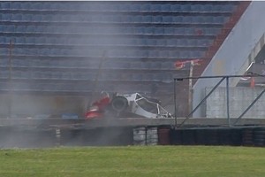 El Toyota Corolla de Luis Gastaldi se despistó y voló sobre el muro en la final del Top Race en Buenos Aires.