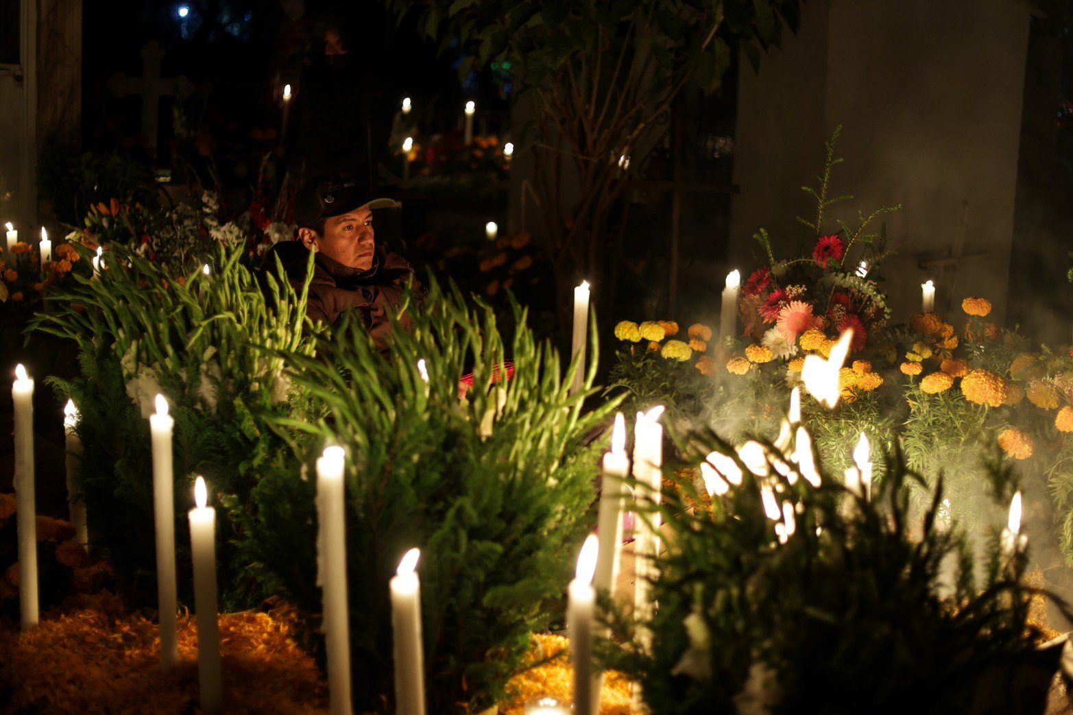 Velada en un panteón en el marco de la celebración del Día de Muertos, en la Ciudad de México.