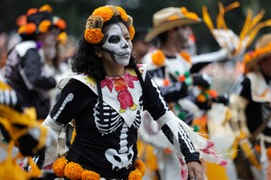(251102) -- CIUDAD DE MEXICO, 2 noviembre, 2025 (Xinhua) -- Imagen del 1 de noviembre de 2025 de personas disfrazadas participando en el Desfile del Día de Muertos, en el centro de la Ciudad de México, capital de México. (Xinhua/Francisco Cañedo) (rtg) (da)