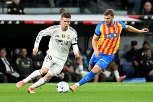 Soccer Football - LaLiga - Real Madrid v Valencia - Santiago Bernabeu, Madrid, Spain - November 1, 2025
Real Madrid's Franco Mastantuono in action with Valencia's Lucas Beltran REUTERS/Juan Barbosa