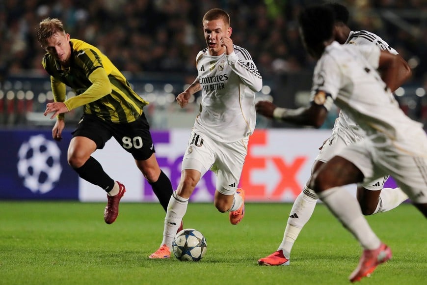 Soccer Football - UEFA Champions League - Kairat v Real Madrid - Central Stadium, Almaty, Kazakhstan - September 30, 2025
Real Madrid's Franco Mastantuono in action with Kairat's Egor Sorokin REUTERS/Pavel Mikheyev