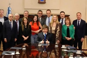 Javier Milei junto a su Gabinete renovado este lunes. Crédito: Presidencia