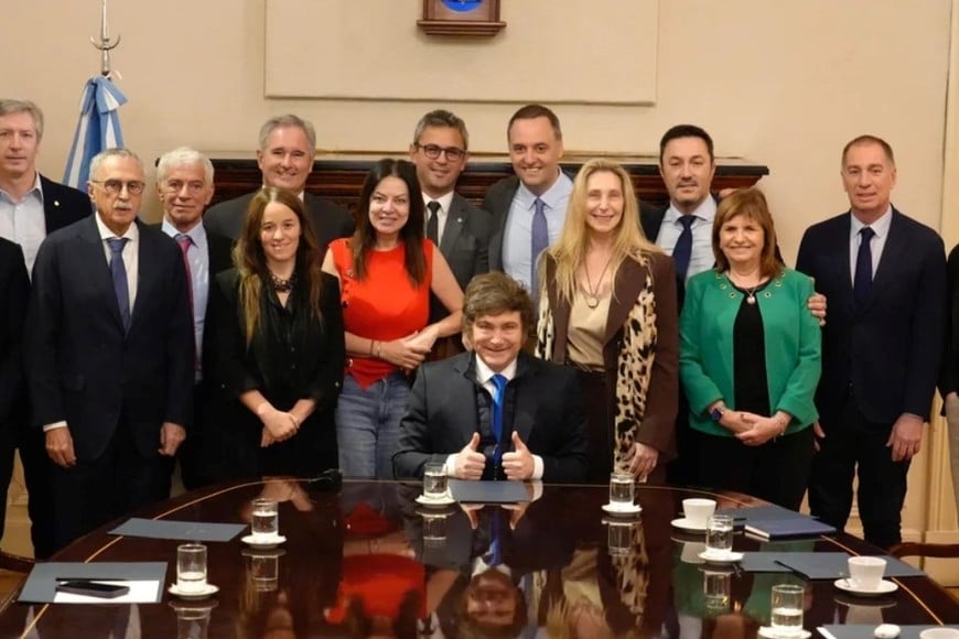 Javier Milei junto a su Gabinete renovado este lunes. Crédito: Presidencia