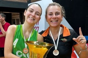 Oldani celebró el triunfo de sus jugadoras de Ben Hur tras un partido intenso.