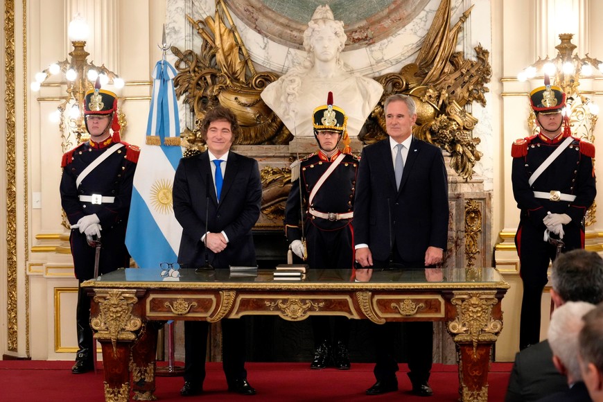 (251028) -- BUENOS AIRES, 28 octubre, 2025 (Xinhua) -- Imagen proveída por la Presidencia de Argentina del presidente argentino, Javier Milei (2-i), posando junto al nuevo ministro de Relaciones Exteriores, Comercio Internacional y Culto, Pablo Quirno (2-d), durante el acto de toma de juramento llevado a cabo en el Salón Blanco de la Casa Rosada, en la ciudad de Buenos Aires, capital de Argentina, el 28 de octubre de 2025. Milei posesionó el martes a Quirno, quien asumió el cargo en reemplazo de Gerardo Werthein, informó la Presidencia del país sudamericano a través de un comunicado. (Xinhua/Presidencia de Argentina) (mz) (jg) (ra) (ce)