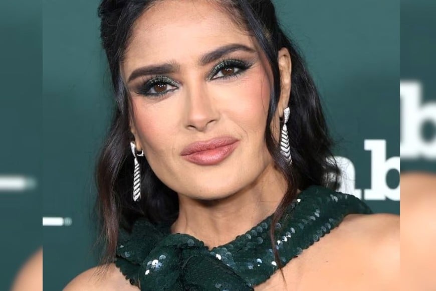 Combinar verde esmeralda con tonos neutros crea un look elegante y equilibrado.