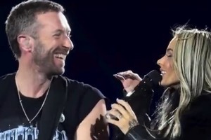 Tini y Chris Martin interpretan We Pray en el escenario de Tecnópolis.