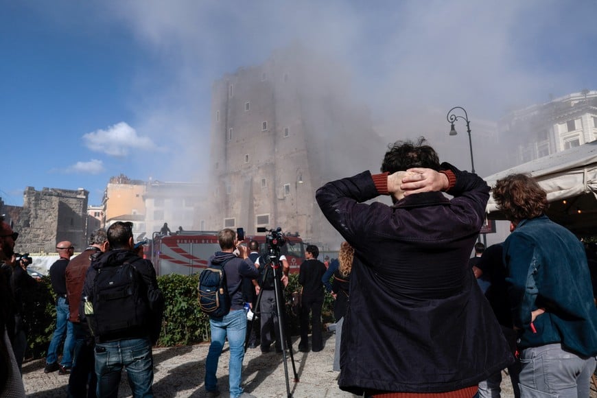 Onlookers watch as dust rises following collapses of parts of the Torre dei Conti, near Via dei Fori Imperiali, near the Colosseum, in Rome, Italy, November 3, 2025. REUTERS/Remo Casilli