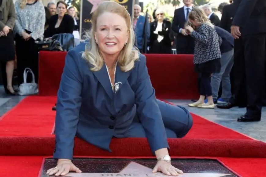 Diane Ladd sobre su estrella en el Paseo de la Fama.