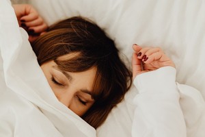 Crear un ambiente oscuro y silencioso favorece un descanso reparador.