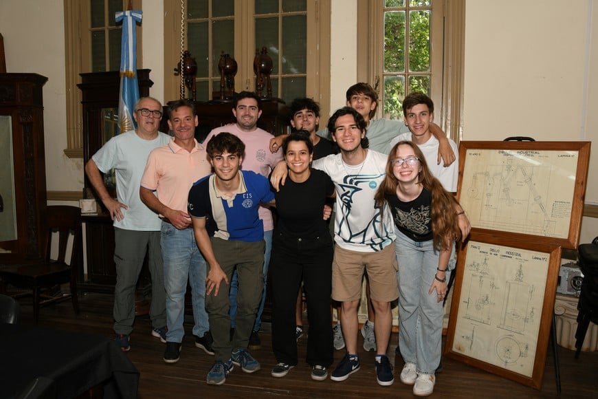 Santino Doffo, Matías Fabbro, Iñaki Urteaga, Máximo Berli, Santiago Riera y Sofía Oggier, junto a sus docentes y el secretario académico Eduardo Lázaro. Foto: Manuel Fabatía