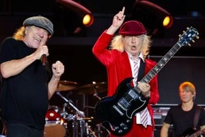 El cantante Brian Johnson y el guitarrista fundacional Angus Young (guitarra líder), referentes de la agrupación australiana, escoltados por Chris Chaney (bajo). Foto: Gentileza DF Entertainment
