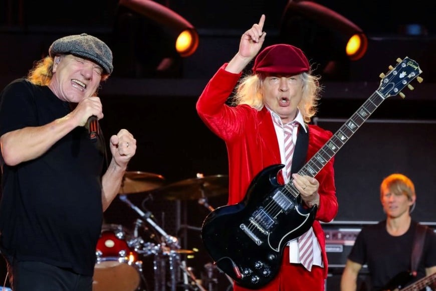 AC/DC regresa a la Argentina con el “Power Up Tour”: El cantante Brian Johnson y el guitarrista fundacional Angus Young (guitarra líder), referentes de la agrupación australiana, escoltados por Chris Chaney (bajo).