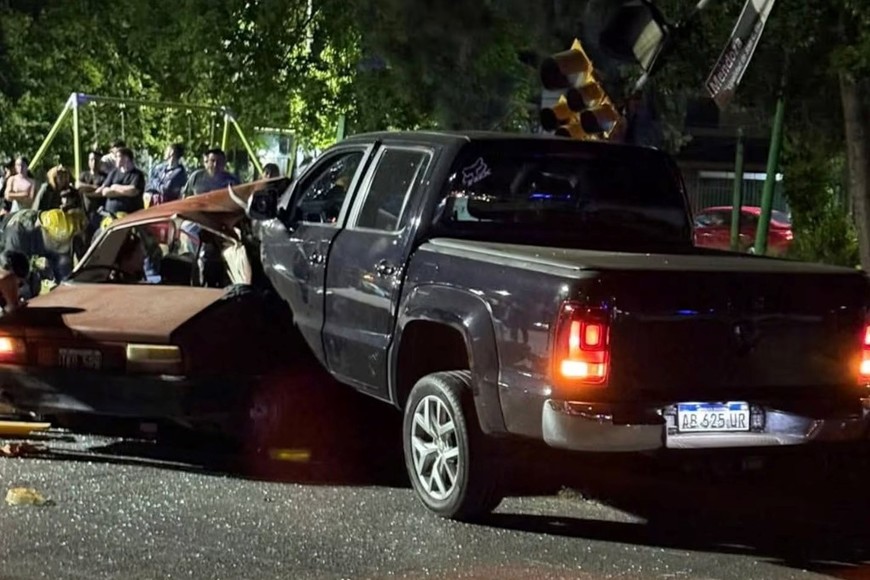 La camioneta embistió al auto y quedó incrustada en el vehículo.