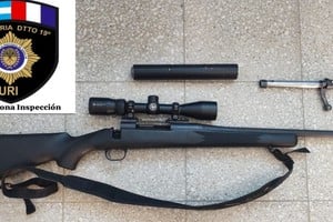 El fusil incautado tenía mira telescópica y silenciador. Foto: El Litoral