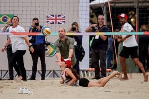El príncipe Guillermo en medio del partido de beach volley. REUTERS/Ricardo Moraes