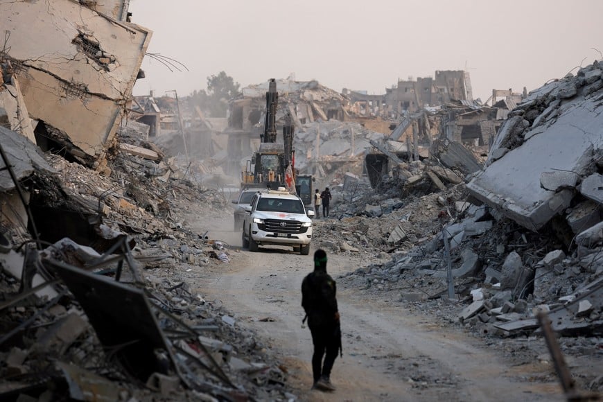 Red Cross vehicles drive, after Hamas said that it found the body of an Israeli hostage soldier on Tuesday and prepares to return it to Israel through the Red Cross, in Gaza City, November 4, 2025. REUTERS/Dawoud Abu Alkas        TPX IMAGES OF THE DAY