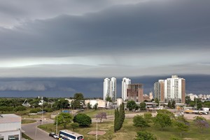 Así se veía el cielo santafesino en dirección al sur antes de la llegada del agua. Crédito: El Litoral