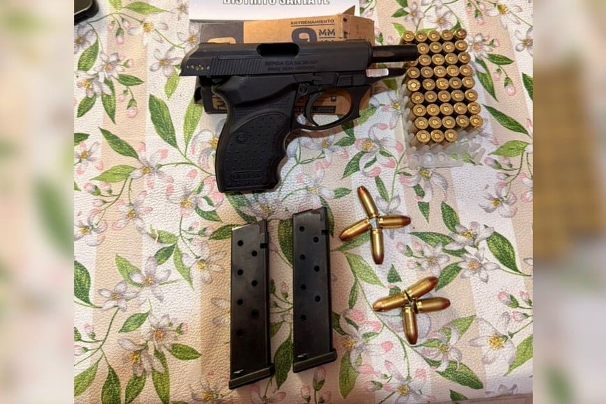 La pistola de grueso calibre incautada durante el procedimiento. Foto: El Litoral