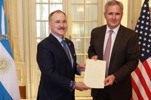 Peter Lamelas, emabjador de Estados Unidos en Argentina, junto al canciller argentino, Pablo Quirno. Crédito: Cancillería Argentina