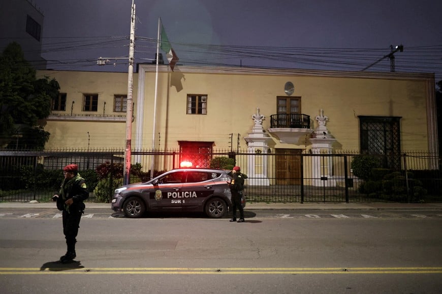 Members of the Peruvian police stand near a police patrol vehicle outside Mexico's Embassy, after Peru cut diplomatic ties with Mexico following Peru's former Prime Minister Betssy Chavez taking shelter in the embassy to request asylum, in Lima, Peru, November 3, 2025. REUTERS/Sebastian Castaneda TPX IMAGES OF THE DAY