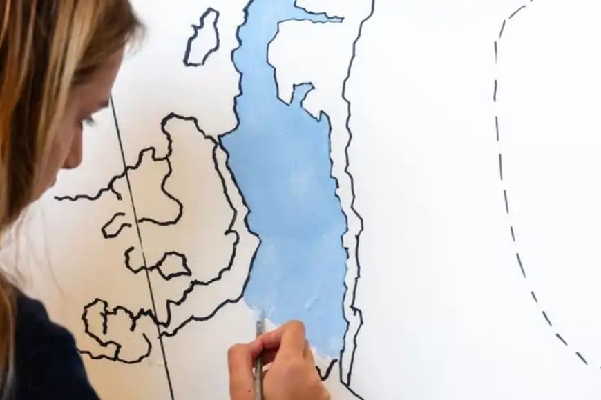 Con máxima concentración, una alumna del Colegio Sagrado Corazón avanza en su trabajo creativo. Foto: Gentileza