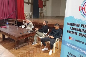 Leo Madelón, acompañado por sus dos entrenadores alternos en Unión, durante la charla en el salón de actos del Colegio Nacional.