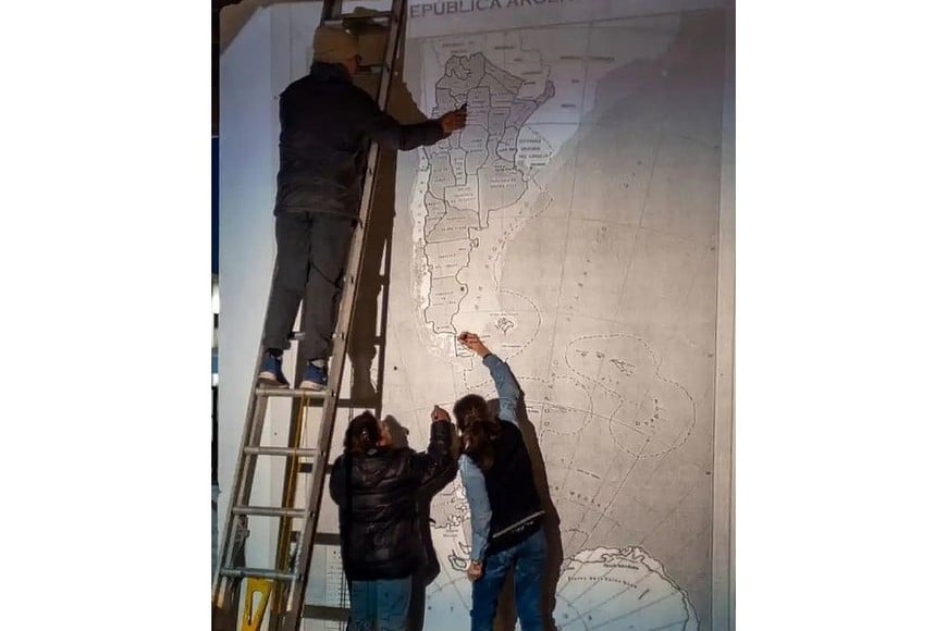 El equipo del MAASS trabajando en los trazos iniciales del mapa bicontinental, en la previa de la pintura final. Foto: Gentileza