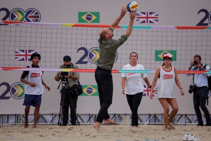 Britain's Prince William plays beach volleyball with Carolina Solberg and her students at Copacabana Beach, during an official visit in Rio de Janeiro, Brazil, November 3, 2025. REUTERS/Ricardo Moraes