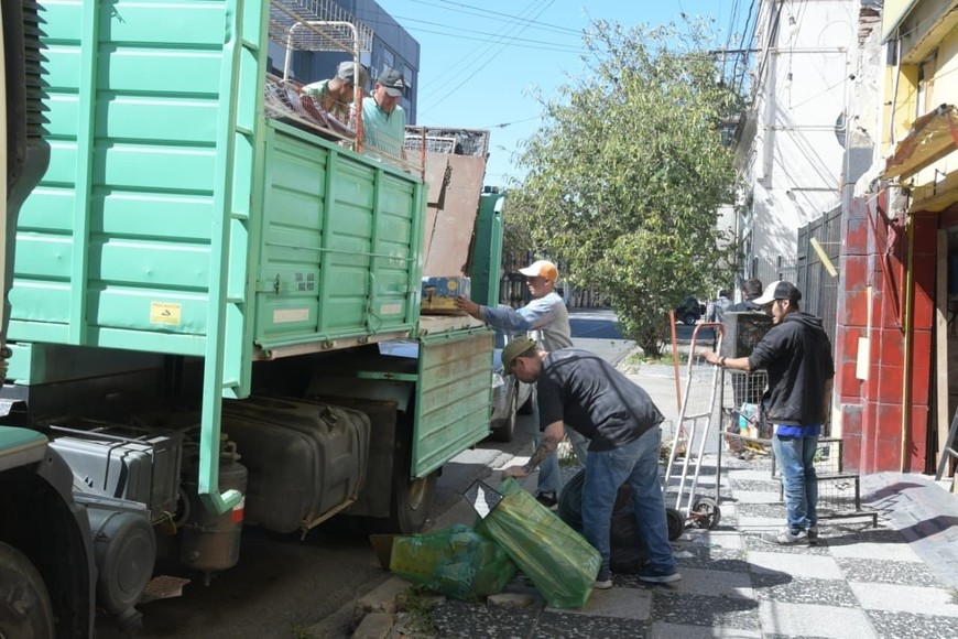 Adiós. Los camiones se llevaron la mercadería hacia otro destino.

Guillermo Di Salvatore.