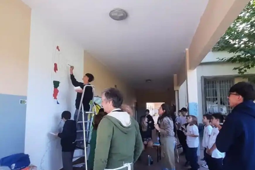 Los chicos del Colegio Sagrado Corazón trabajaron junto a los artistas del MAASS y redondearon una gran labor. Foto: Gentileza