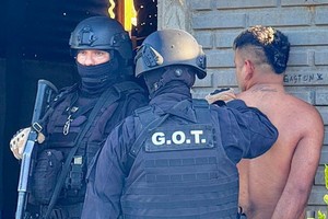 El operativo incluyó varios allanamientos dentro del barrio 2 de Abril. 