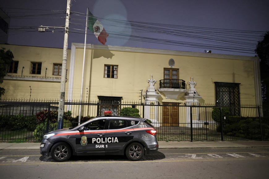 A police patrol vehicle stands outside Mexico's Embassy after Peru cut diplomatic ties following their former prime minister Betssy Chavez's asylum request, in Lima, Peru, November 3, 2025. REUTERS/Sebastian Castaneda