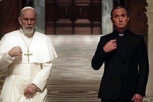 John Malkovich y Jude Law en una escena de la serie televisiva "El nuevo papa" (2020). Su trascendencia nos sumerge en un tema de renovada actualidad, la influencia de la Iglesia Católica y la fe cristiana en el pensamiento de Occidente.