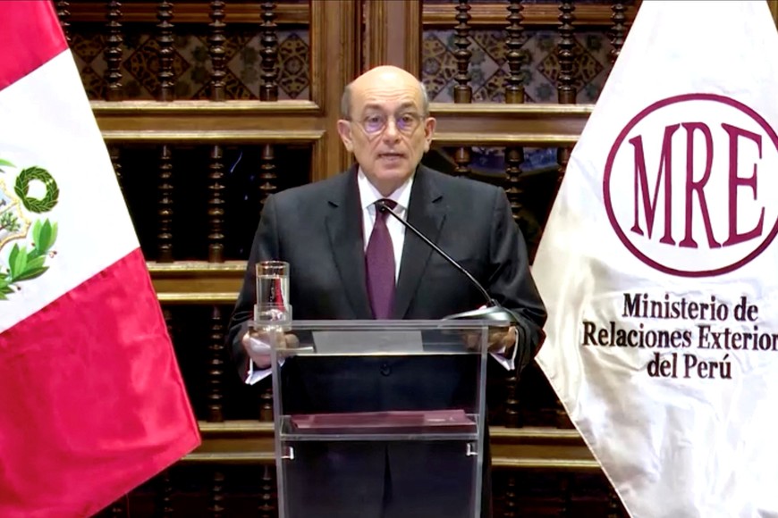 Peruvian Foreign Minister Hugo de Zela announces a break in Peru's diplomatic ties with Mexico, after Peru's former Prime Minister Betssy Chavez fled to the Mexican embassy in Lima to request asylum, in Lima, Peru November 3, 2025 in this screengrab from handout video. Peruvian Ministry of Foreign Affairs/Handout via REUTERS THIS IMAGE HAS BEEN SUPPLIED BY A THIRD PARTY. NO RESALES. NO ARCHIVES. MANDATORY CREDIT.