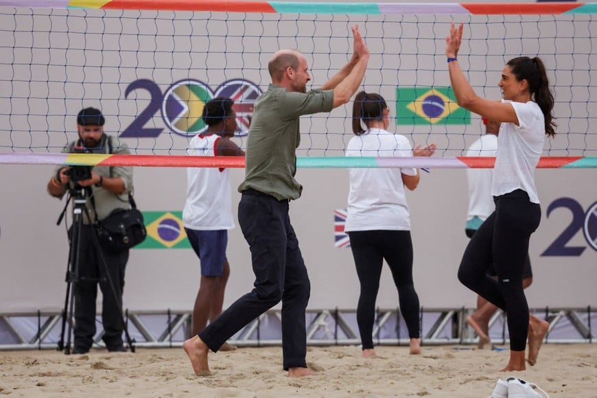 Britain's Prince William and Carolina Solberg react as they play beach volleyball with her students at Copacabana Beach, during an official visit in Rio de Janeiro, Brazil, November 3, 2025. REUTERS/Ricardo Moraes
