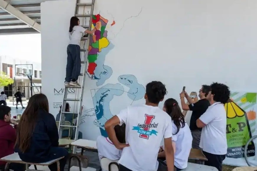 Los chicos del Industrial en el coloreado del mapa bicontinental. Foto: Gentileza