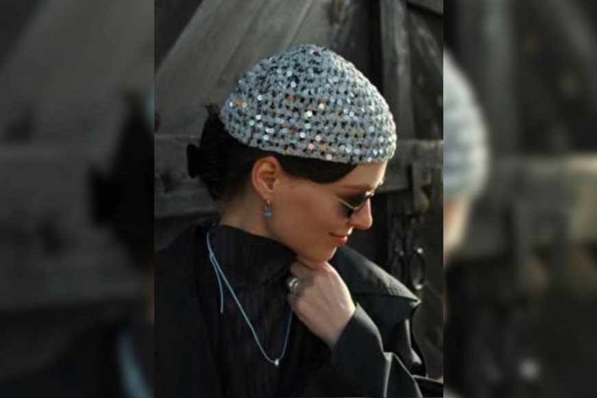 El casquete de crochet combina estilo y comodidad para el uso diario.