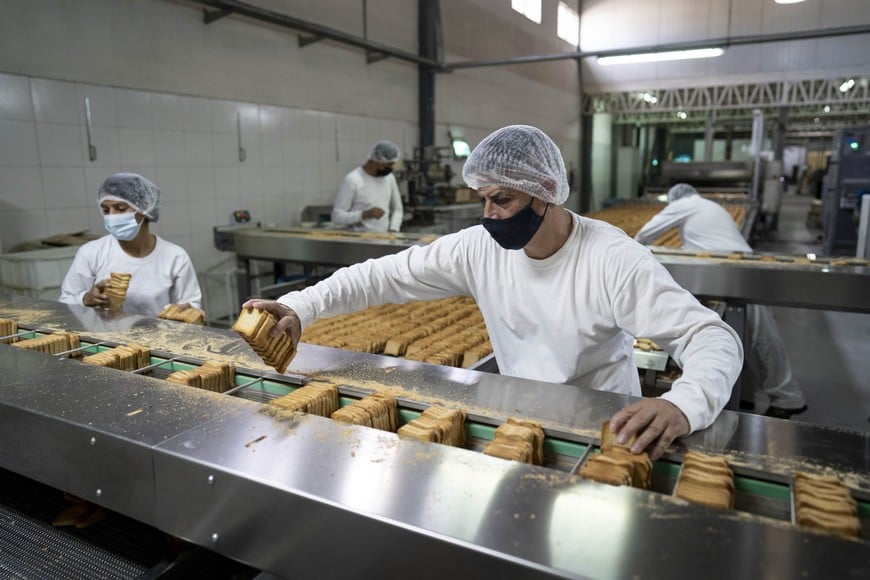 (211102) -- MARCOS PAZ, 2 noviembre, 2021 (Xinhua) -- Imagen del 20 de octubre de 2021 de trabajadores manipulando las tostadas fabricadas por la empresa Manieri & Rossi, en el municipio de Marcos Paz, Argentina. El municipio bonaerense de Marcos Paz, Exposición Internacional de Importaciones de China,chino y de consolidar la vocación internacionalista de este distrito. (Xinhua/Martín Zabala) (mz) (jg) (ra) (vf) empleo trabajo fabrica trabajador industria ganancias