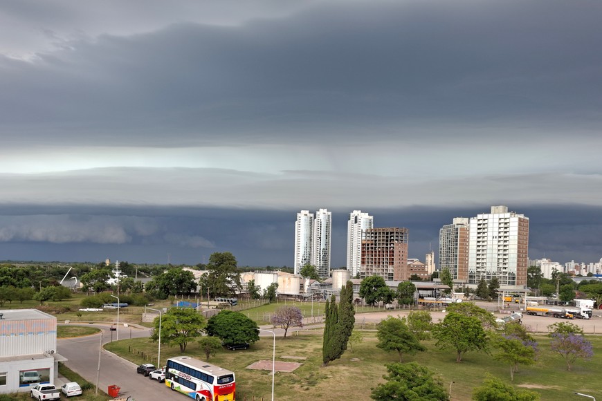Así se veía el cielo santafesino en dirección al sur antes de la llegada del agua. Crédito: El Litoral