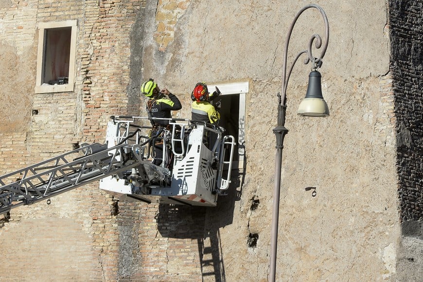 (251103) -- ROMA, 3 noviembre, 2025 (Xinhua) -- Bomberos trabajan en el sitio después de que una sección de la Torre dei Conti, una torre medieval actualmente en restauración, se derrumbara, en el centro de Roma, Italia, el 3 de noviembre de 2025. Una sección de la Torre dei Conti se derrumbó el lunes, hiriendo a cuatro trabajadores de la construcción y desencadenando una operación de rescate de emergencia, informaron medios locales. (Xinhua/Alberto Lingria) (rtg) (ah) (ce)