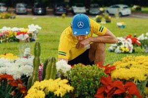 Antonelli visitó la tumba de Ayrton Senna en São Paulo.