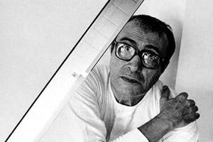 El artista en los 70 junto a su obra. Foto: Gerd Leufert