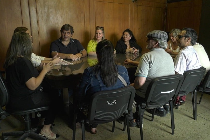Participantes del proyecto prueban la plantilla durante la demostración en Santa Fe.