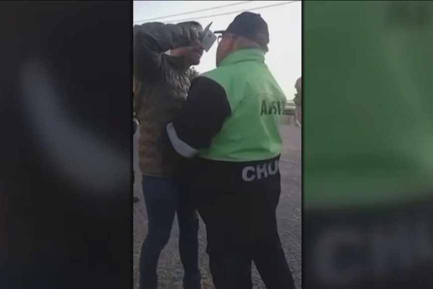 El hombre desafió a los agentes de tránsito.