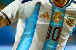 AFA publicó una foto de Messi con la camiseta. 